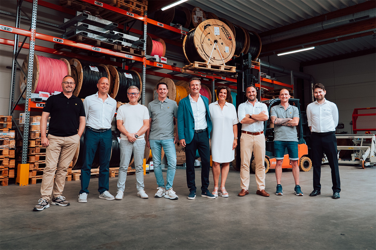 Teamfoto Wirewave Fiber Cables, Ducts and Networks in Beerse, binnen in hun magazijn
